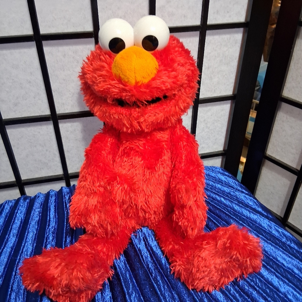 Elmo- Vibrant Red Plush Bird Toy